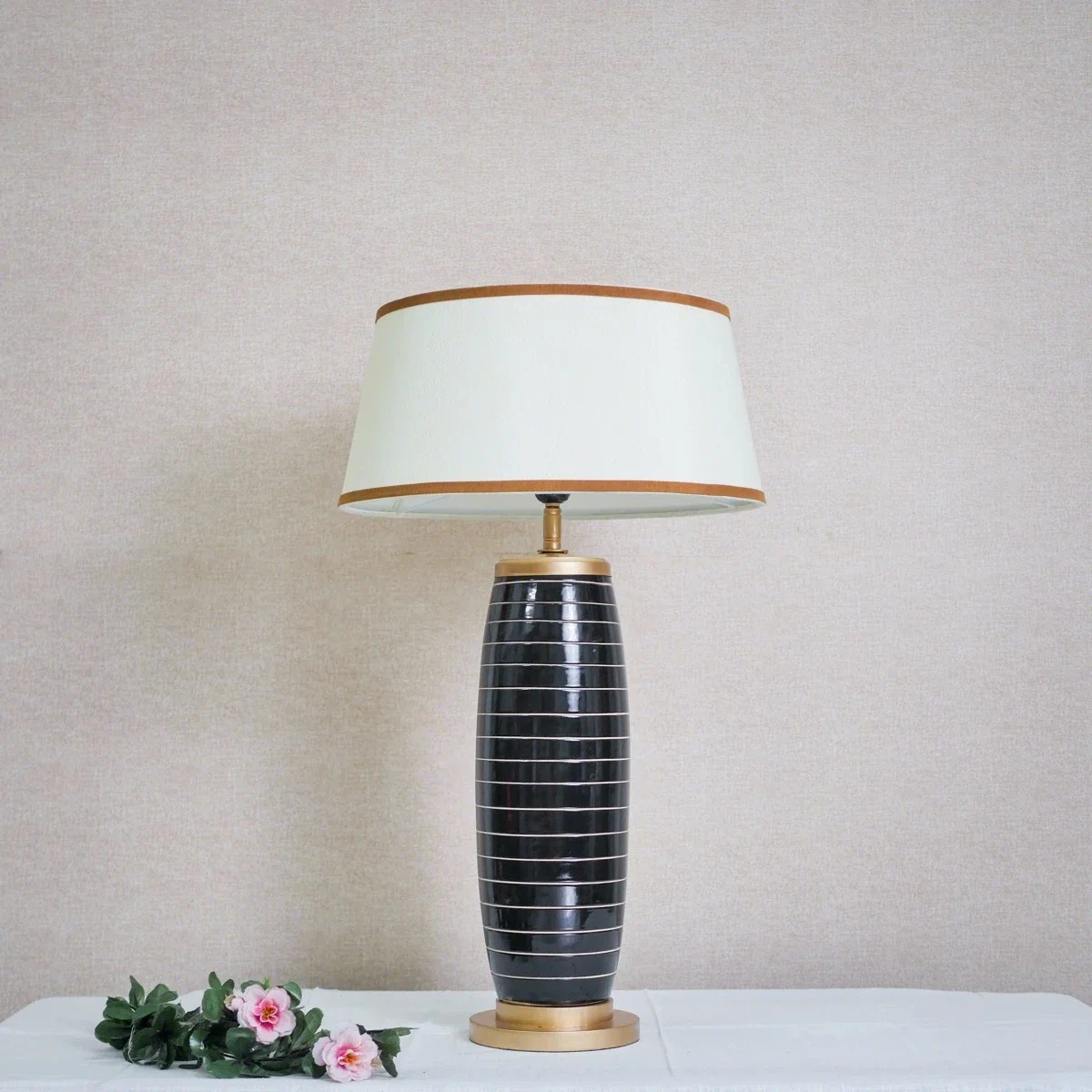 Đèn Bàn Gốm Trắng Sọc Ngang Chụp Vải Kem Viền Nâu — đèn lồng thủ công Tân Phú, TP.HCM | LongDenViet