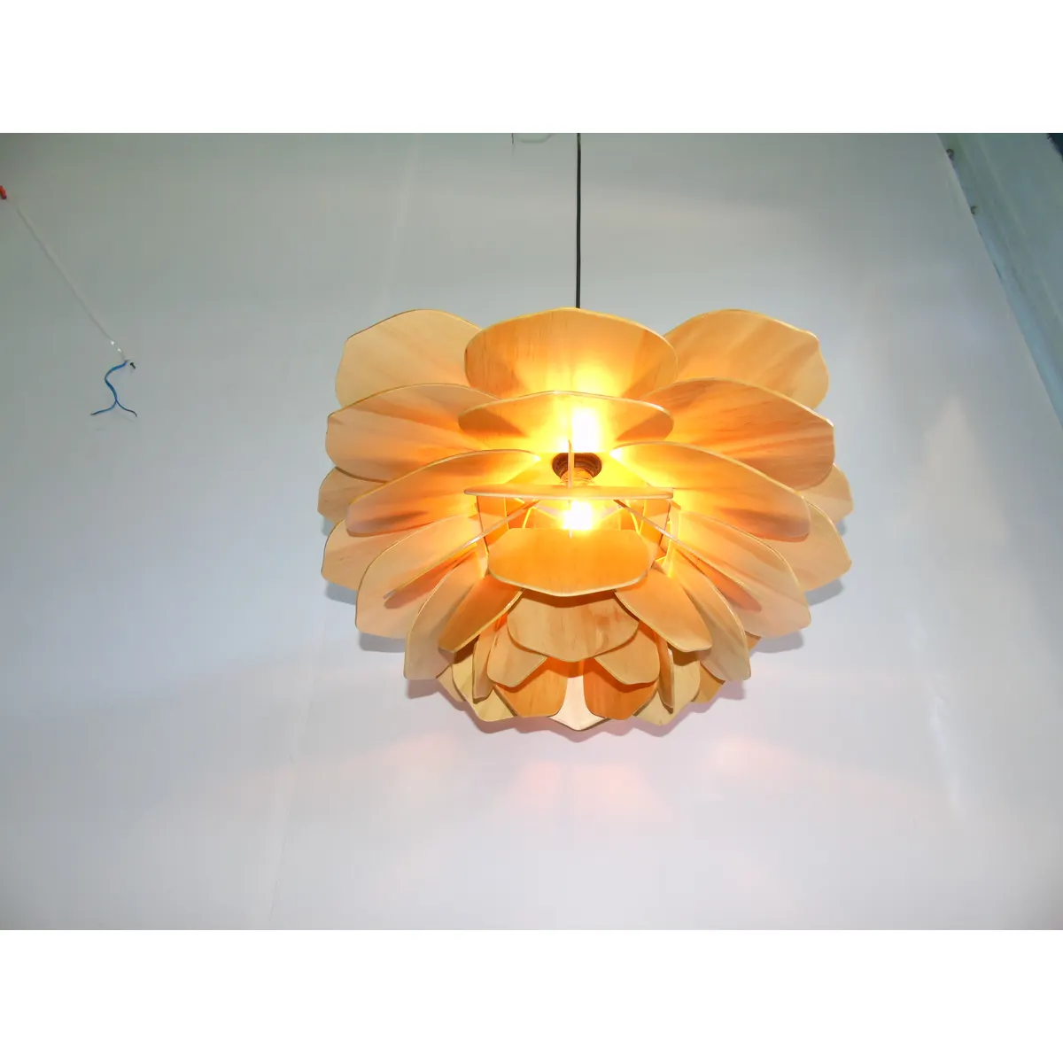 Đèn Thả Gỗ Hoa Cúc Đa Lớp Cánh Bầu Dục Đèn Thả Gỗ Hoa Cúc Đa Lớp Cánh Bầu Dục — đèn lồng gỗ Hội An | LongDenViet