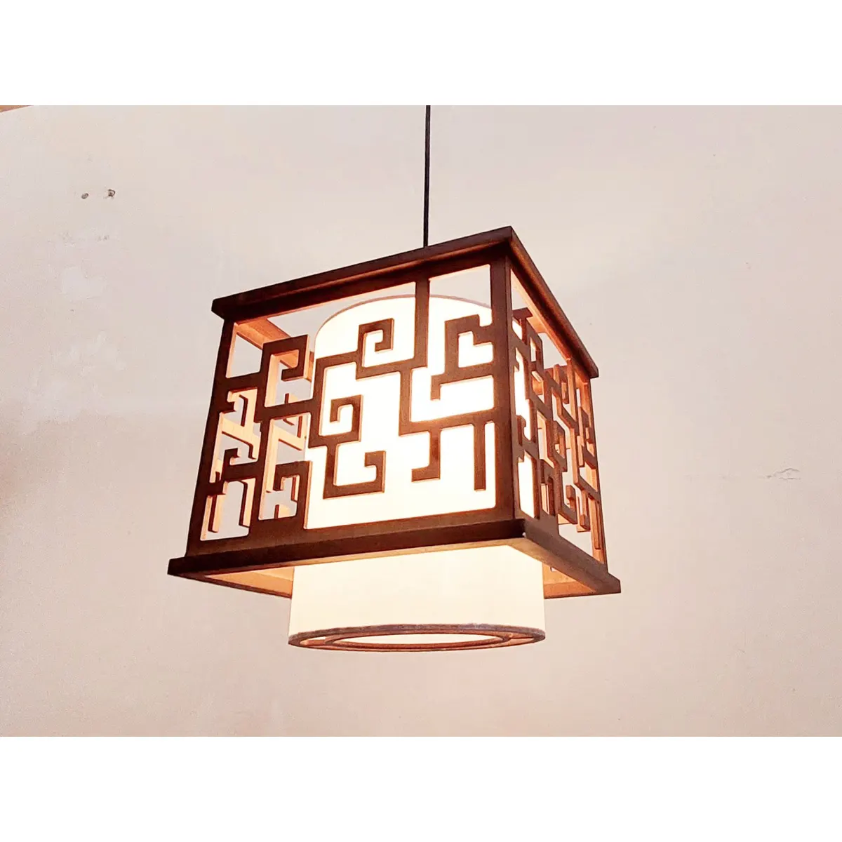 Đèn Thả Gỗ Khắc Hoa Văn Phong Cách Trung Hoa Đèn Thả Gỗ Khắc Hoa Văn Phong Cách Trung Hoa — đèn lồng gỗ Hội An | LongDenViet