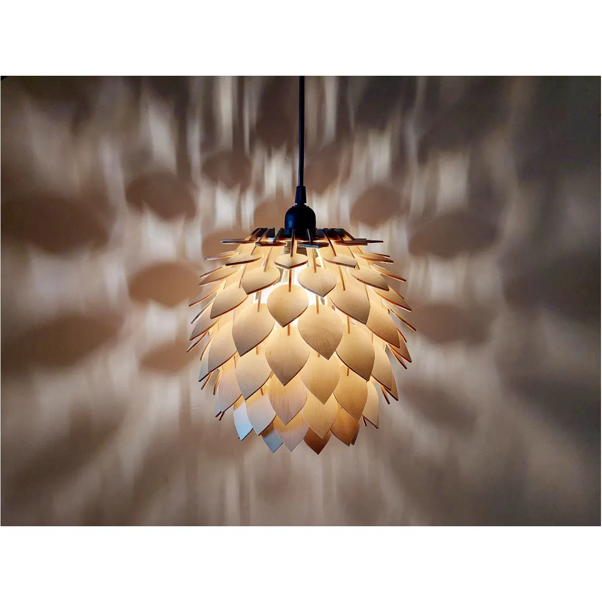 Đèn Thả Gỗ Cánh Lá Pine Cone Trang Trí Nội Thất Đèn Thả Gỗ Cánh Lá Pine Cone Trang Trí Nội Thất — đèn lồng gỗ Hội An | LongDenViet