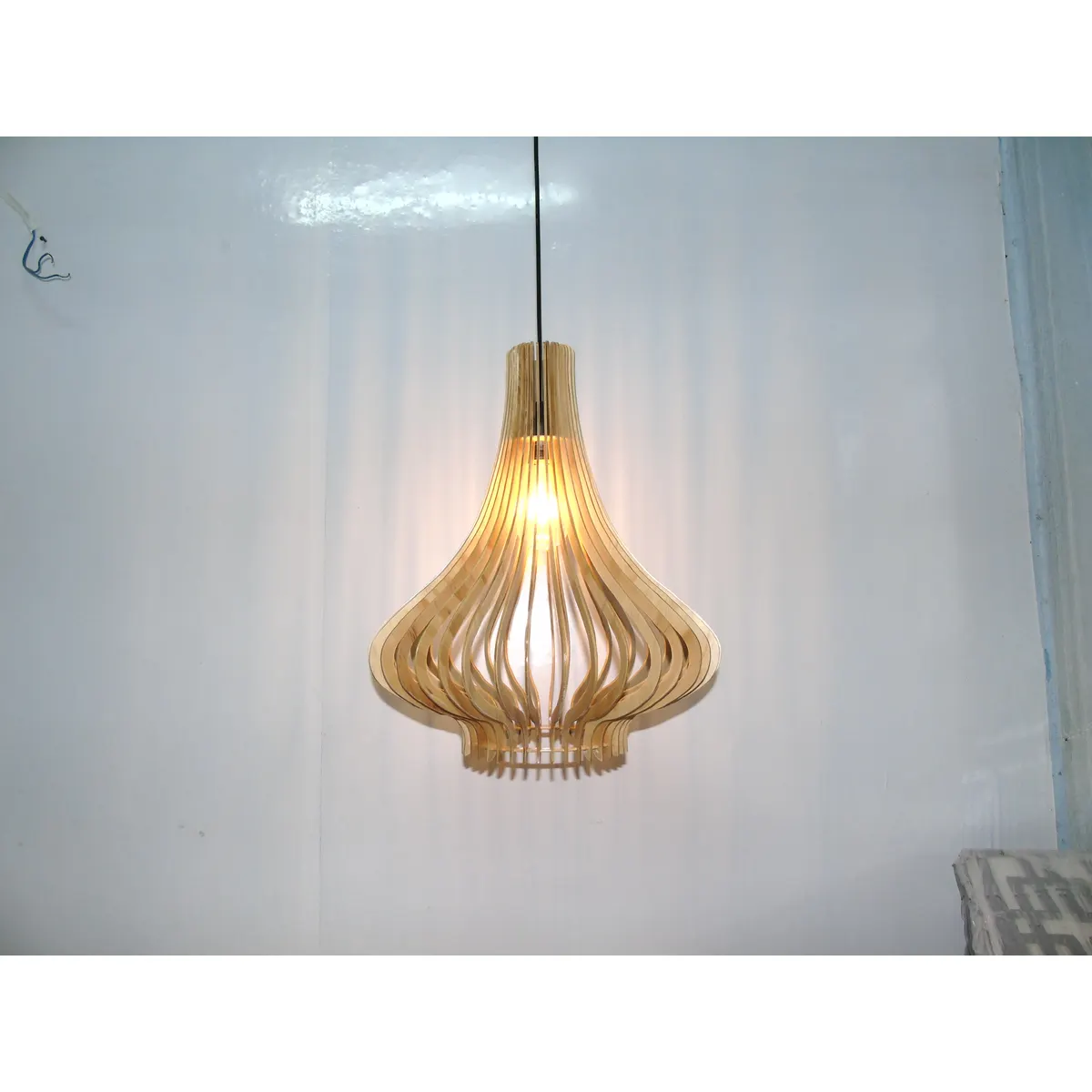 Đèn Thả Gỗ Hành Tây Loe Váy Trang Trí Đèn Thả Gỗ Hành Tây Loe Váy Trang Trí — đèn lồng gỗ Hội An | LongDenViet