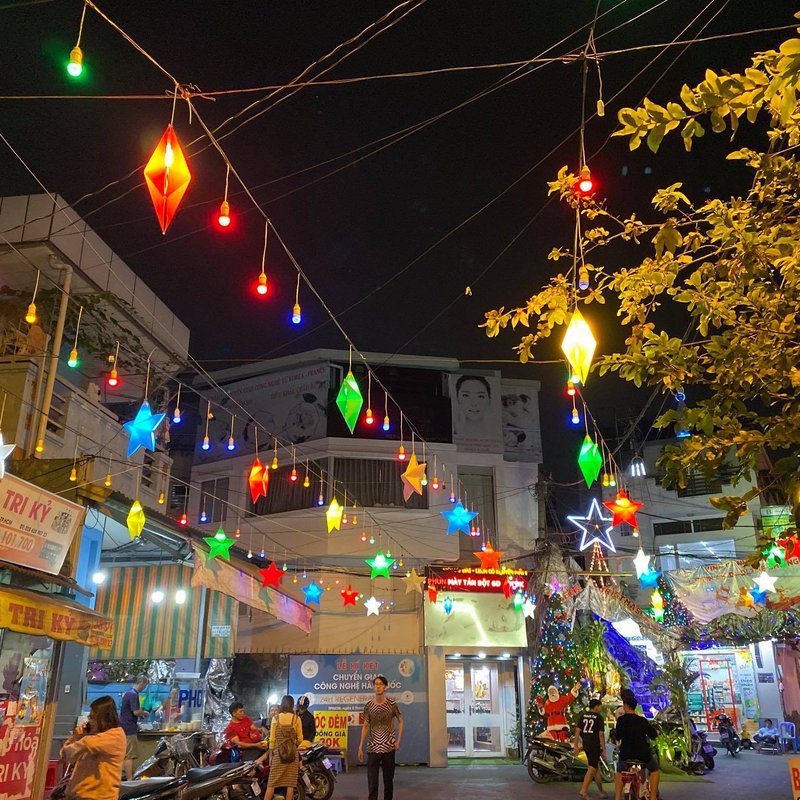 Đèn Lồng Nhựa Xuyên Sáng Trang Trí Sân Khấu Sự Kiện — đèn nhựa xuyên sáng Hội An | LongDenViet